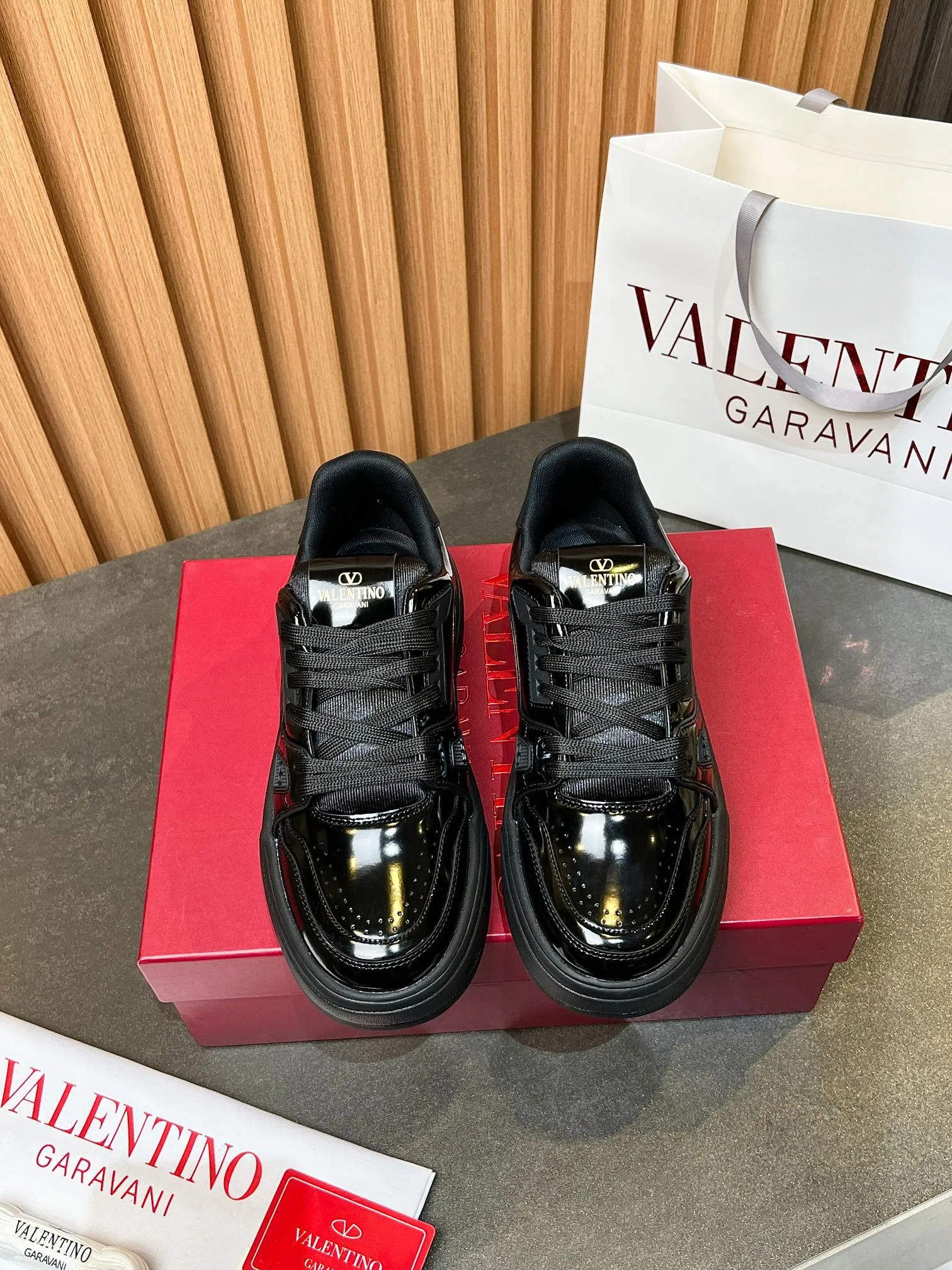 👟👟Ex-factory price 680👟👟 𝑽𝒂𝒍𝒆𝒏𝒕𝒊𝒏𝒐Valentino 𝑶𝒏𝒆𝑺𝒕𝒖𝒅 Couple's sneaker series Valentino 2025 latest couple's sneakers same style for celebrities Hot sale. The original ZP was purchased and dismantled. Repeated printing and modification. Trying to restore the original version 1:1! Top luxury masterpiece, soft and comfortable, combining fashion and leisure, bringing excellent and elegant texture and excellent on-foot comfort. Top purchasing version upper: imported calfskin surface/original oil edge craftsmanship. Lining: water-dyed cowhide lining. Outsole: original development 𝐓𝐏𝐔 two-color combination outsole. Packaging: original configuration complete package. Code number: 34-44